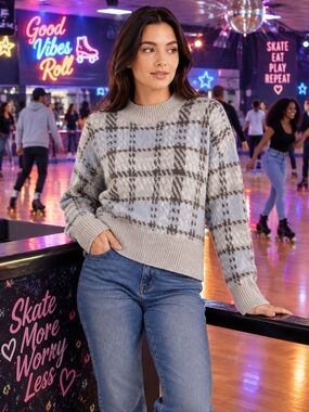 Arizona Jean Company Plaid Crewneck Sweater - Light Gray & Sky Blue